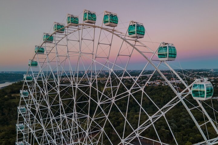 Rueda gigante Yup Star en Foz do Iguaçu al atardecer